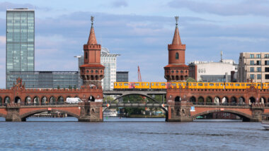 Wahrzeichen des Bezirks Friedrichshain-Kreuzberg: die Oberbaumbrücke